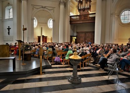 Réginald Moreels getuigt in bomvolle kerk