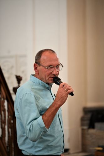 Réginald Moreels getuigt in bomvolle kerk