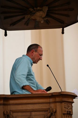 Réginald Moreels getuigt in bomvolle kerk