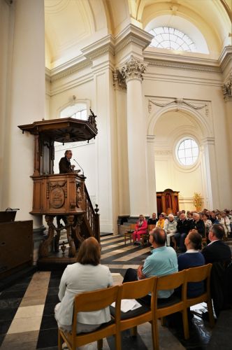 Réginald Moreels getuigt in bomvolle kerk