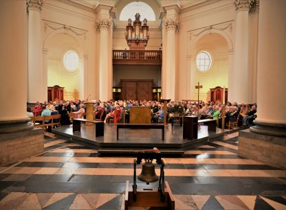 Réginald Moreels getuigt in bomvolle kerk