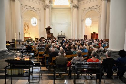 Réginald Moreels getuigt in bomvolle kerk