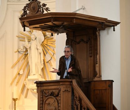 Réginald Moreels getuigt in bomvolle kerk