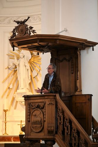 Réginald Moreels getuigt in bomvolle kerk