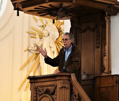 Réginald Moreels getuigt in bomvolle kerk
